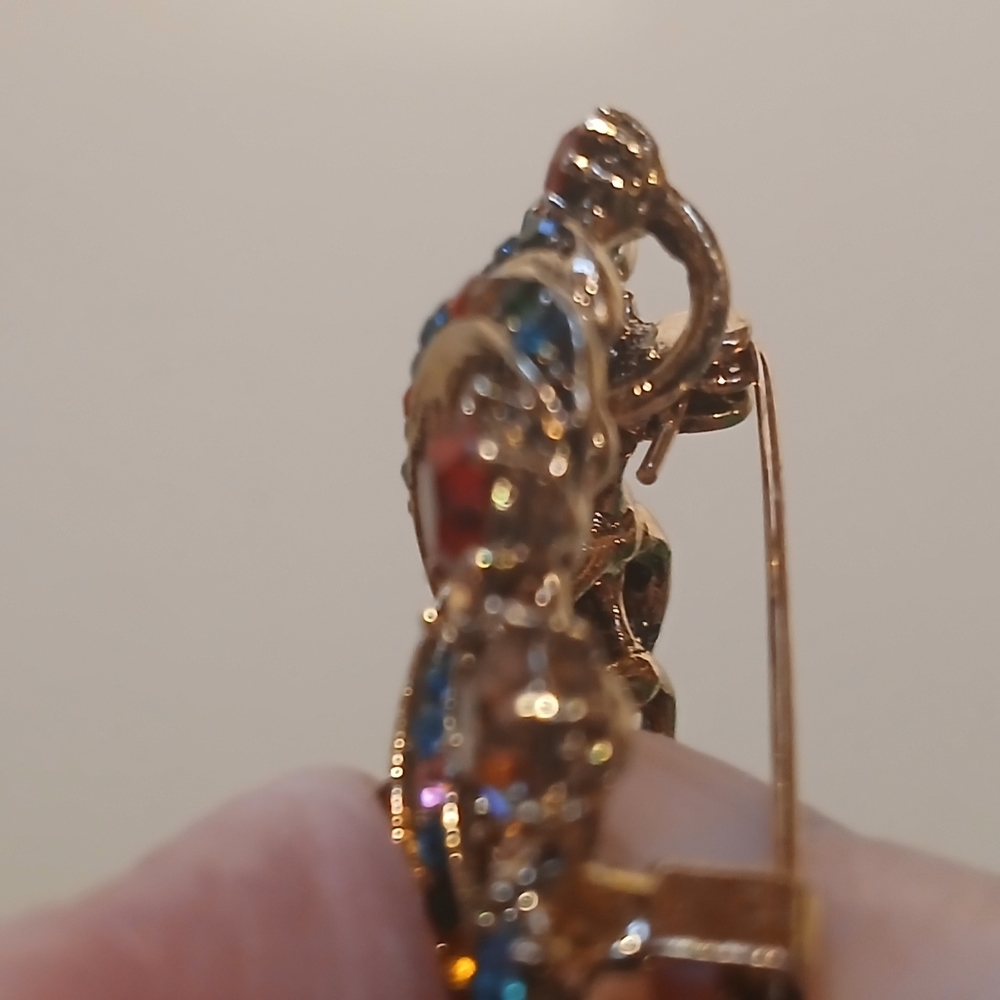 Beautiful Trilliant Shape Brooch - Picture 6 of 8